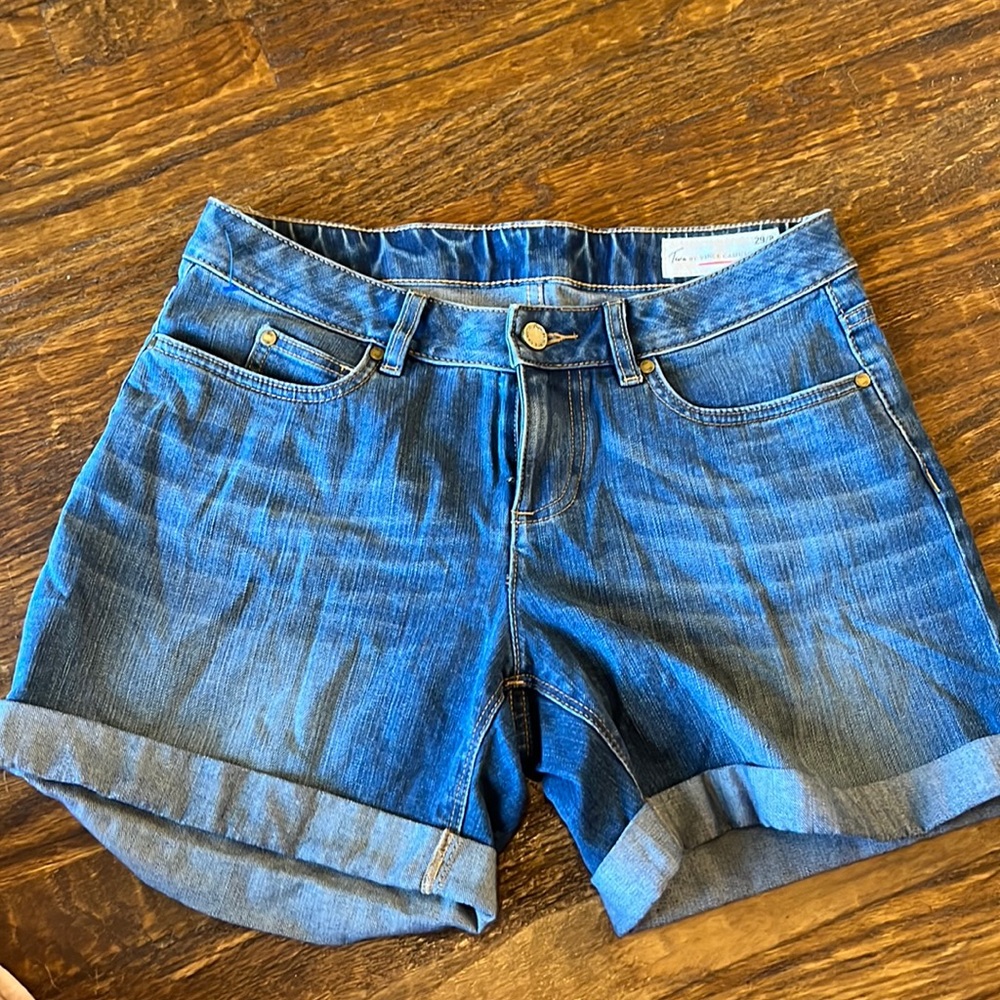 Two by Vince Camuto shorts